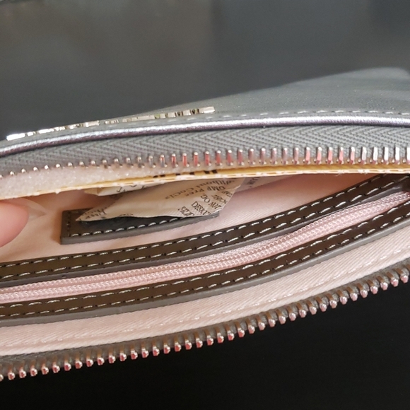 🎁 Dooney & Bourke Small Carrington Wristlet - Picture 4 of 5